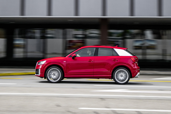 アウディの伝統にのっとって、ドアパネルとガラスエリアの比率は2：1になるようデザインされている。最低地上高は145mm。