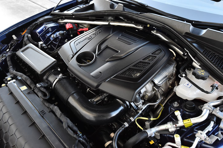 「ジュリア スーパー」の2リッター直4ターボエンジン。最高出力200ps、最大トルク330Nmを発生する。