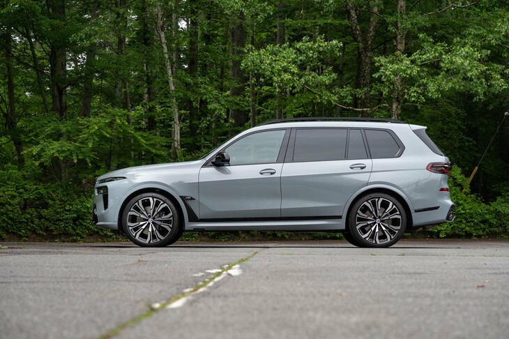 全長5170mmのボディーに3列のシートを搭載。ウィンドウエリアの広さが際立っている。