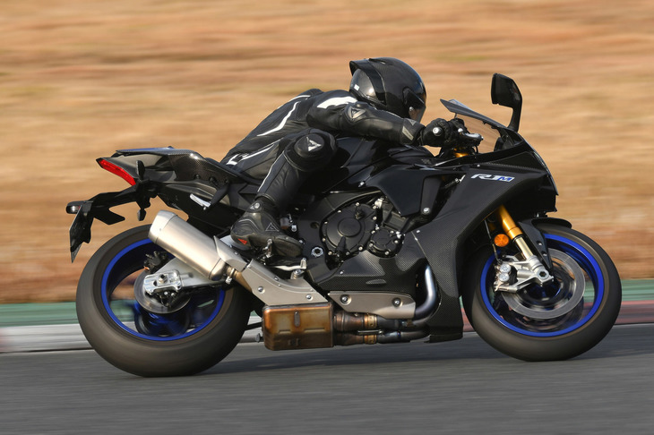 今回の取材では、「YZF-R1」のなかでもドライカーボン製のカウルやオーリンズの電子制御サスペンションなどを備えた上級モデル「YZF-R1M」に試乗した。
