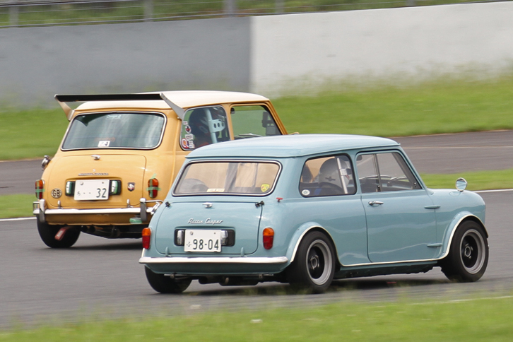 手前は「ミニ・スプリント」と呼ばれる、ボディーの丈を詰めたスペシャル。オリジナルと比べると、こんなに背が違う。