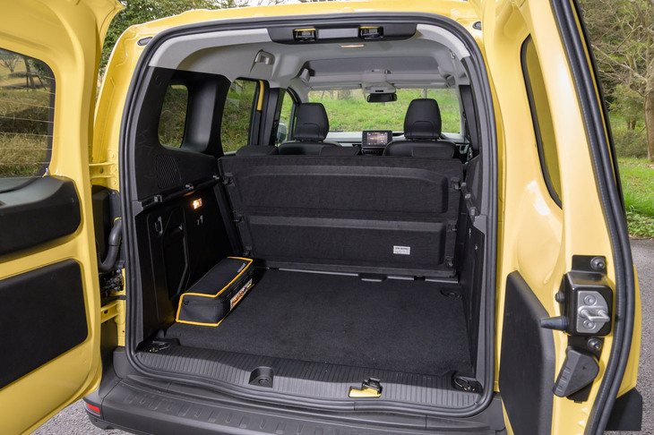 荷室容量は通常時で775リッター、後席をたたんだ状態で2800リッターと、従来型より大幅に拡大。トノカバーは未使用時には後席の後ろに固定しておける。