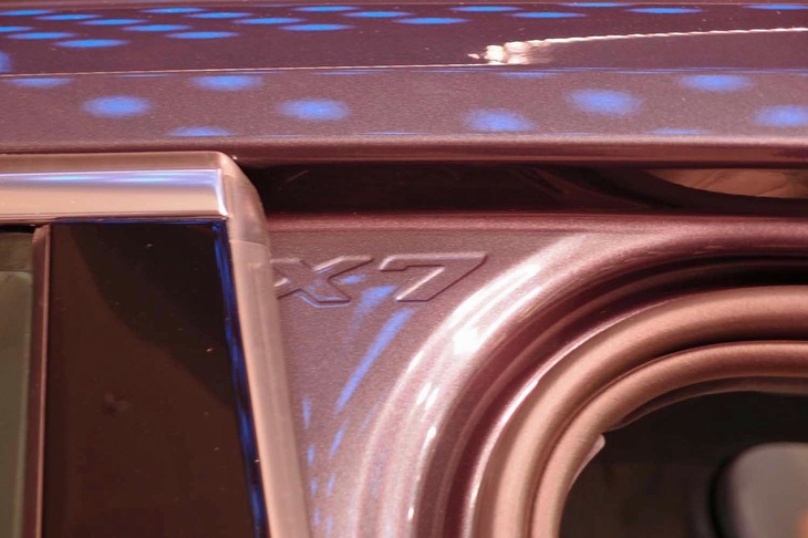 Bピラーの上部に添えられる「X7」のロゴマーク。