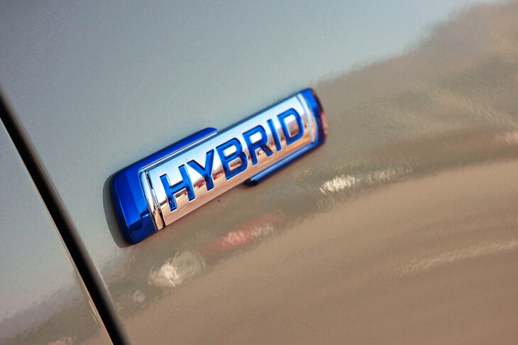 スズキ・スイフト ハイブリッドMZ（「HYBRID」バッジ）