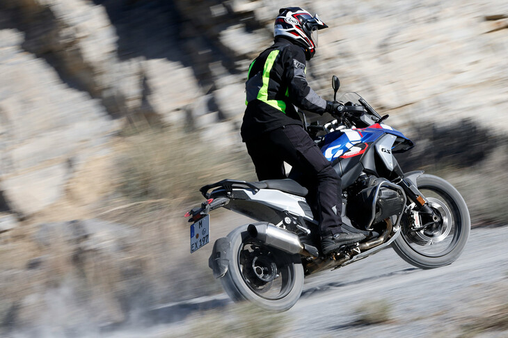 後輪を滑らせながらダート道を駆け上る筆者。オンロードで感じた操作性のよさ、操る喜びは、オフロードでも健在だった。