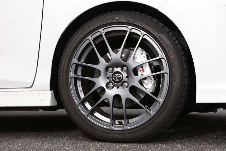 「ヴィッツ“GRMN”」（プロトタイプ）には、専用デザインの17インチアルミホイールが装着されていた。タイヤはブリヂストンの「ポテンザRE050A」。