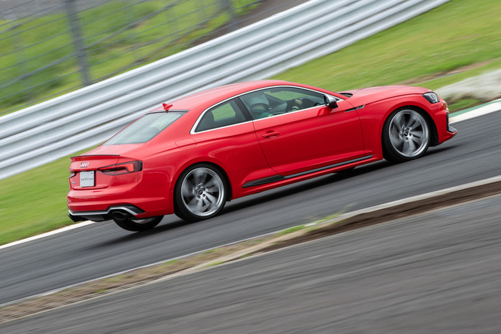 最高出力450ps、最大トルク600Nmの2.9リッターV6ツインターボを積む「RS 5クーペ」。0-100km/h加速は3.9秒という快足だ。