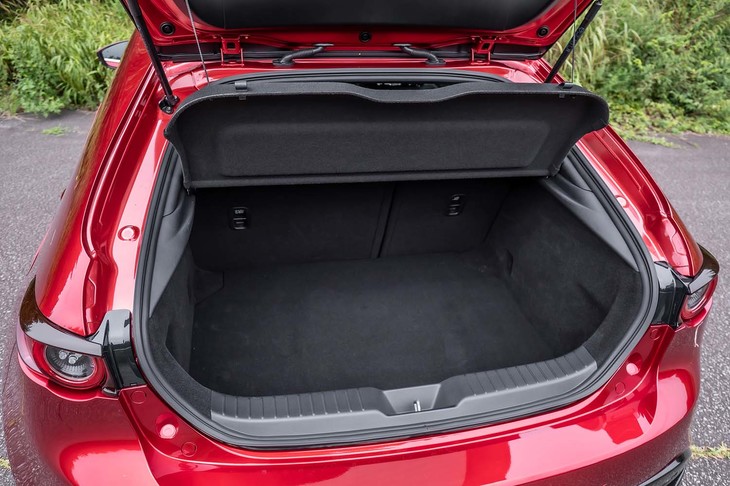 「ファストバック」の荷室容量は公表されていないが、67リッターのスーツケースを2個収納できるという。