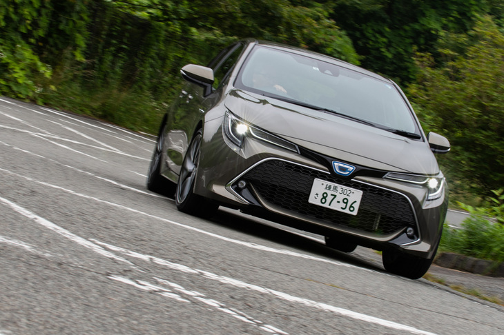 「AVS」とは、4本のダンパーの減衰力を個別に調整できる電子制御サスペンションのこと。同オプションの装着車では、ドライブモードセレクト機能でダンパー減衰力の調整も可能となる。