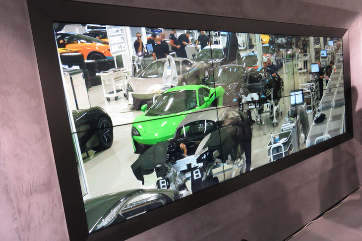 本社工場の最新映像などを表示する「ウオーキングウィンドウ」。