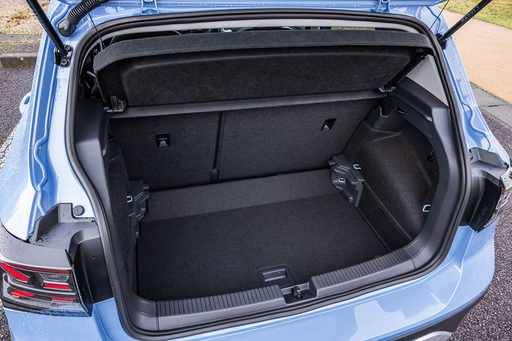 ひとまわりボディーサイズが大きい兄貴分「Tロック」の荷室容量は445リッターだが、「Tクロス」は455リッターと、それよりも大きいのが特徴。荷室床面は2段階の調整式で、収納するものによりアレンジできるのは便利である。