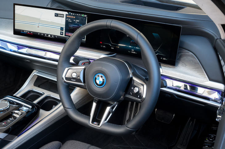 「7シリーズ」のステアリングホイールは2本スポークがスタンダードだが、「Mスポーツ」トリムでは「M」ロゴ入りの3本スポークに。インテリアのなかでここだけが妙にスポーティーに感じられる。