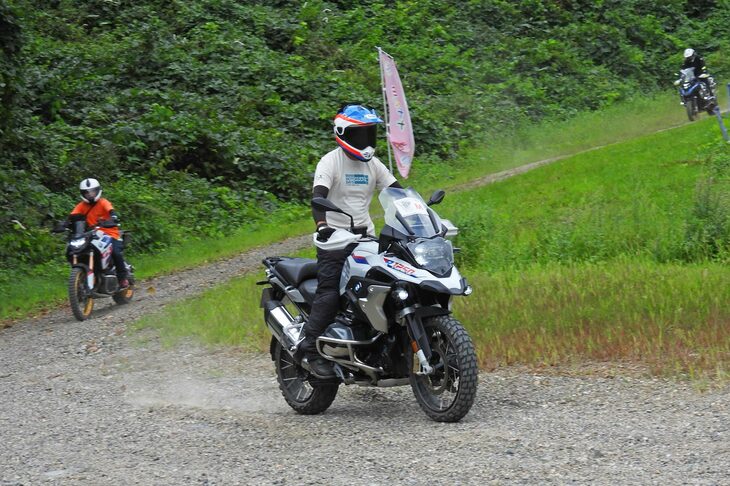 こちらはアドベンチャーバイク「GS」シリーズによるオフロード試乗会の様子。インストラクターに先導されての、約20分の林道ツアーだ。