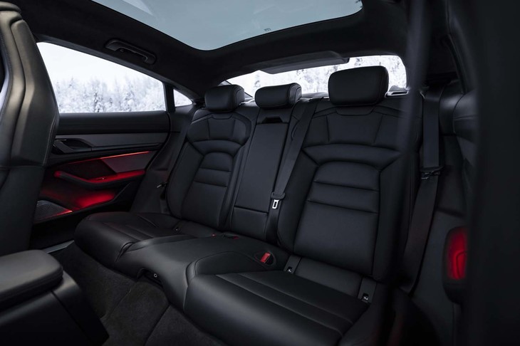 リアシートの足元部分を、バッテリーを置かない“フットガレージ”とすることで、後席空間の居住性を高めている。