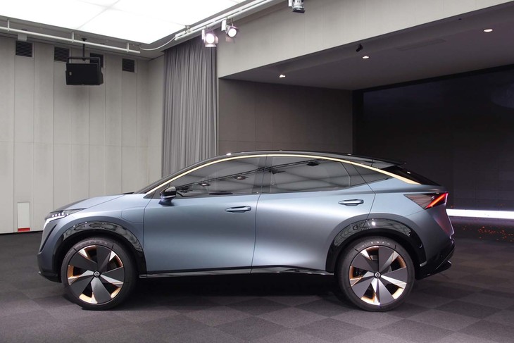 「ニッサン アリア コンセプト」のサイドビュー。クーペライクなルーフラインが採用されている。