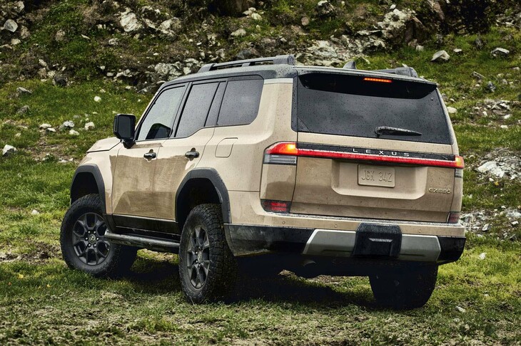 新型「レクサスGX」（写真）の価格は、800万円以上になるものと予想される。一方の新型「トヨタ・ランドクルーザープラド」は、おそらく400万～600万円という価格帯。オーダー過多となり納車待ちの長い列ができることは想像に難くない。