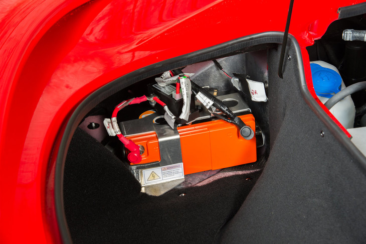 軽量化のために採用された、トランクルーム脇のリチウムイオンバッテリー。およそ10kgの軽量化に寄与している。