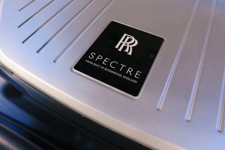 ロールス・ロイス・スペクター プロフェシー（ボンネット下の様子）