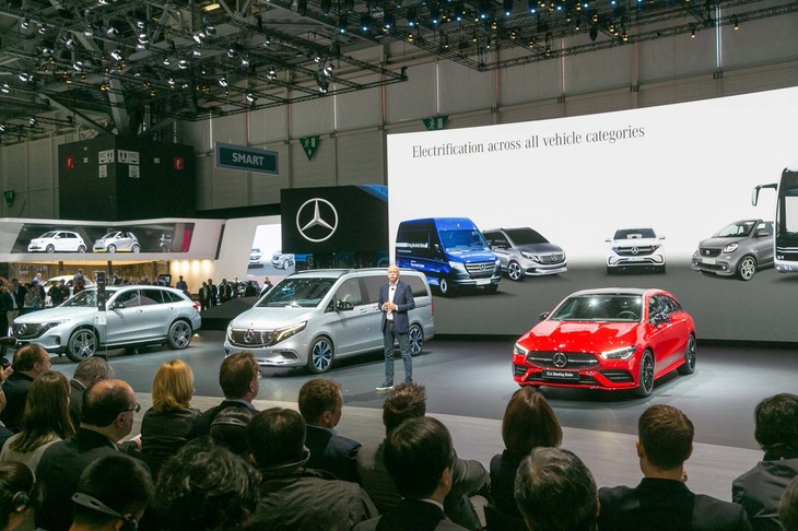 プレスカンファレンスの様子。発表車両がすべて出そろったあと、ダイムラーAG取締役会会長兼メルセデス・ベンツ・カーズ統括Dr.ディーター・ツェッチェ氏がスピーチを行った。