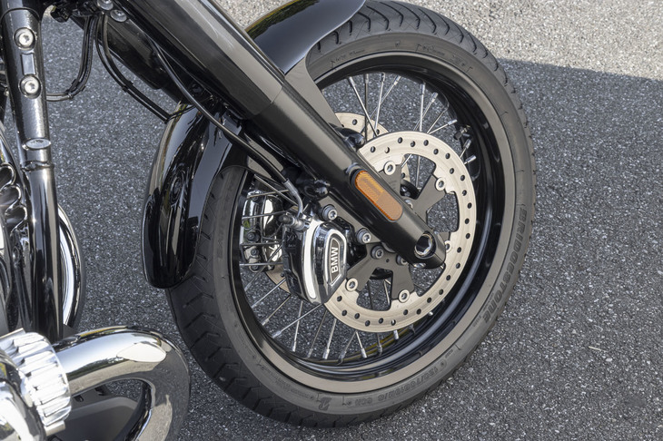 ブレーキローターは前のダブルディスク、後ろのシングルディスクともにφ300mmという大きさで、いずれも4ピストンのラジアルマウントキャリパーとの組み合わせだ。