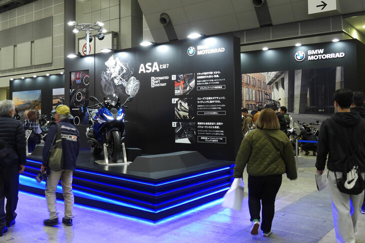 「東京モーターサイクルショー2026」より、BMWモトラッドの展示ブースの様子。