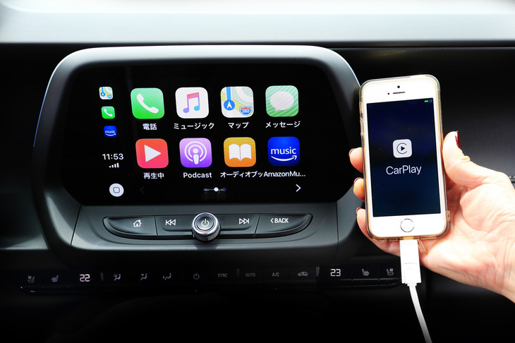ちなみに「カマロ」に標準装備されるインフォテインメントシステム「Chevrolet MyLink」はApple CarPlayやAndroid Autoといった携帯端末との連携機能に対応。端末に搭載されるアプリを、車載のインターフェイスで操作することができる。