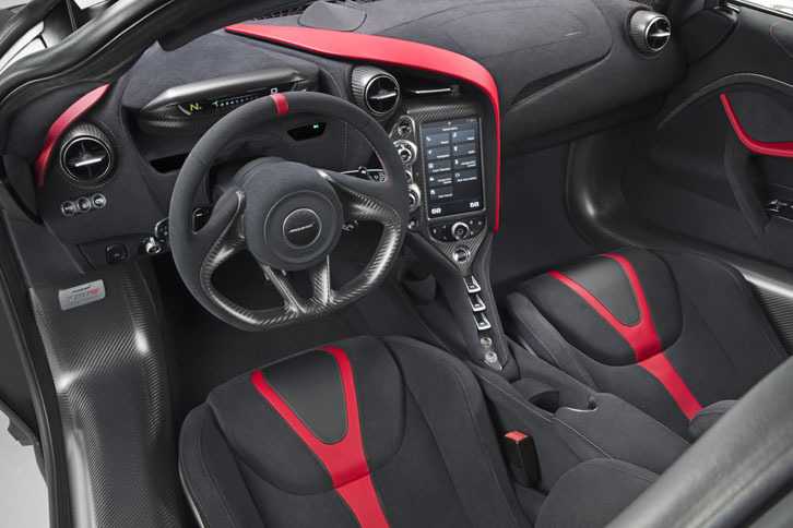 カーボンとアルカンターラでまとめられたスポーティーな室内。可倒式のメータークラスターが採用されている。