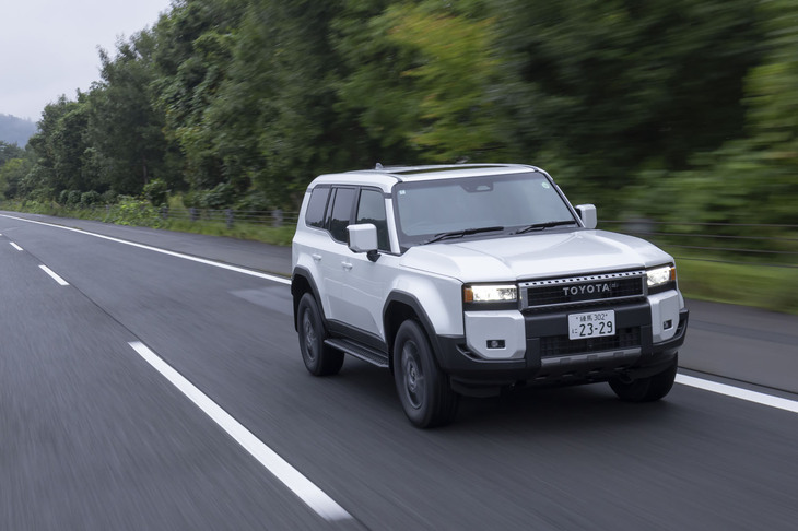 2.7リッター4気筒ガソリンエンジンは最高出力163PS、最大トルク246N・mを発生。2.2tを超えるボディーを活発に動かすにはちょっと非力だ。