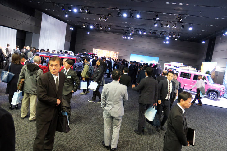 発表会の終了後、一斉に実車確認へと向かう報道関係者。その数の多さに、新型「ハスラー」の注目度の高さがうかがえる。こうなってしまうと、まずまともにクルマの撮影はできない。早めに会場入りして、写真を撮っておいてホントによかった……。