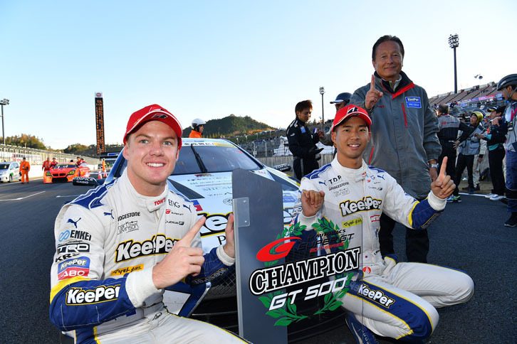 No.37 KeePer TOM'S LC500のニック・キャシディ（写真左）、平川 亮（右手前）、そして関谷正徳監督（右奥）。若い2人のドライバーが初のタイトルを手に入れた。