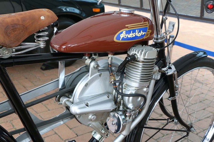 「ホンダA型」は、エンジン、駆動ベルト、燃料タンクなどがホンダ製で、構造は極めてシンプル。自転車自体は市販のものを使用しており、ブレーキも自転車用のままだった。