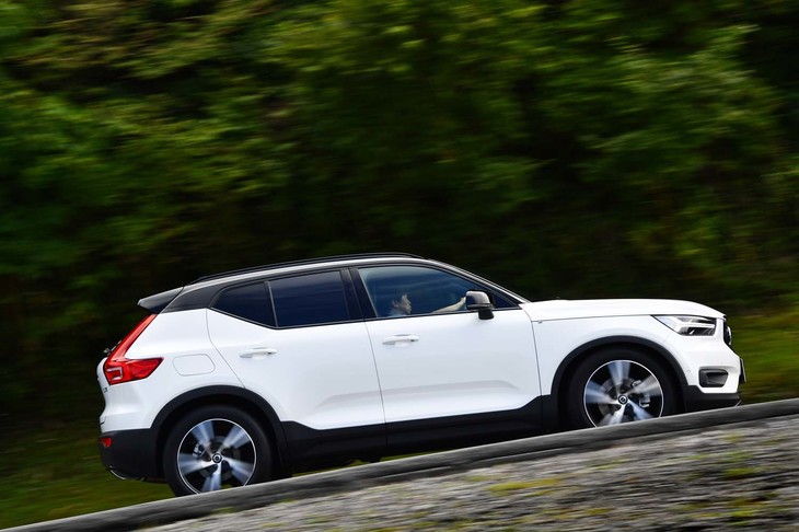 「XC40 B5 AWD R-DESIGN」の燃費はWLTCモードで12.8km/リッター。「XC40 T5 AWD R-DESIGN」の12.4km/リッター（JC08モード）よりも向上している。