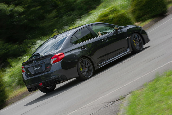 「WRX STI」については、前後輪への駆動力配分を担うセンターデフ「マルチモードDCCD」を改良。これまで半機械式だった差動制限機構の制御を完全に電子制御化することで、差動制限の作動レスポンスと、コーナー入り口での回頭性を改善している。