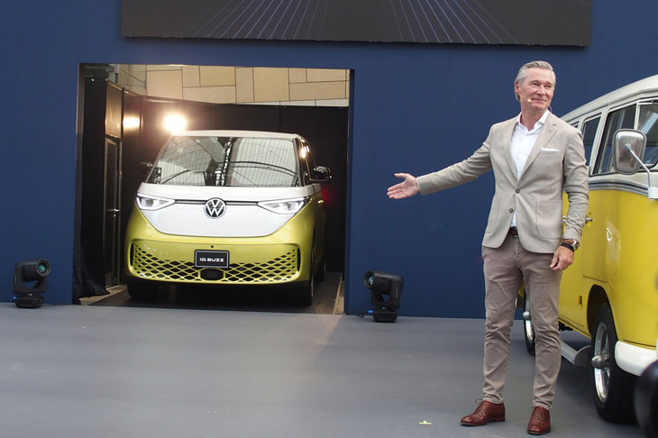 「ID.Buzz」を紹介するフォルクスワーゲン ジャパンのフォルクスワーゲンブランドディレクター、イモー・ブッシュマン氏。