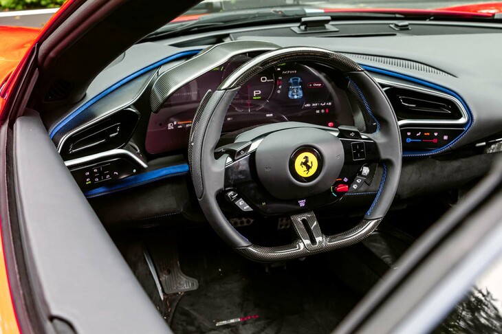 コックピットは大幅にデジタル化されており、パワートレインのオン／オフに、空調や灯火類、ドアミラーの操作、電動パワートレインのモード切り替えなどは、いずれも各部のタッチ式スイッチ／コントローラーで行う。