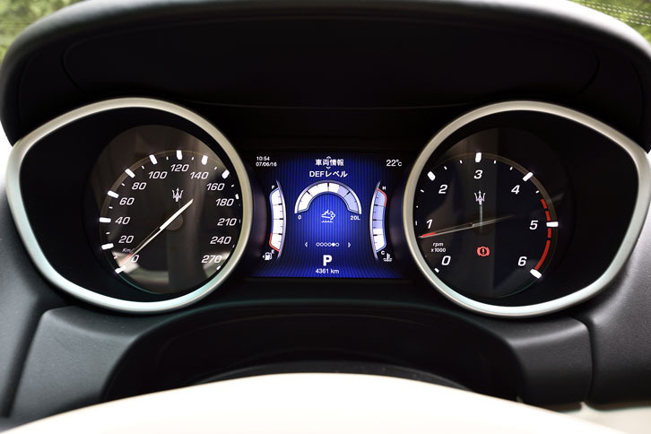 メーターはアナログの2眼式。左が速度計で、右がエンジン回転計。中央のウィンドウには、ディーゼルならではのDEF（ディーゼル微粒子捕集フィルター）の情報が表示される。
