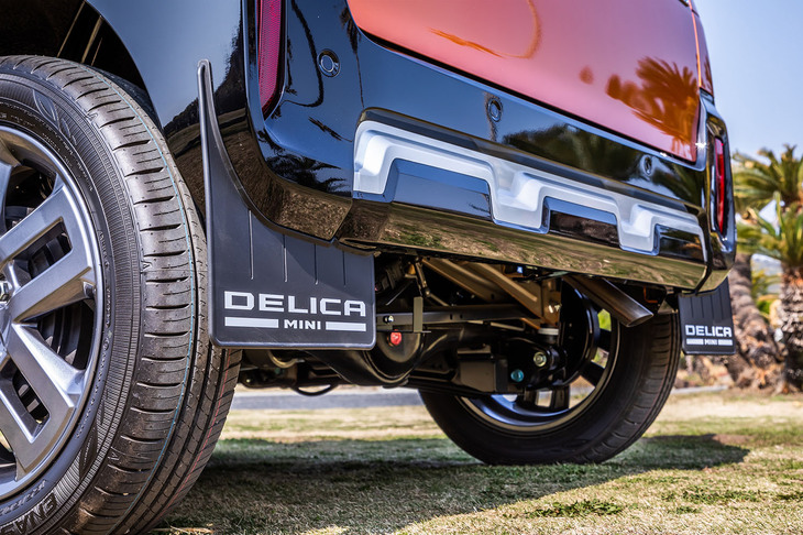 デリカミニTプレミアム（「アクティブトーンスタイル」装着車のマッドフラップ）