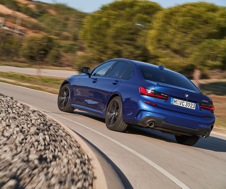 スペイン・アルガルヴェのワインディングロードを駆けぬける「330i Mスポーツ」。新型「3シリーズ」のマフラーエンドは、すべてのモデルで左右振り分けタイプとなる。