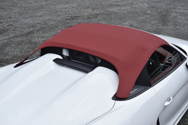 「718スパイダー」のソフトトップの開閉はロックの施錠／解錠を除き、手動式。慣れれば数分で開け閉めそれぞれの作業が行えそうだ。オープン時のトップは、リアフード内に収納できる。