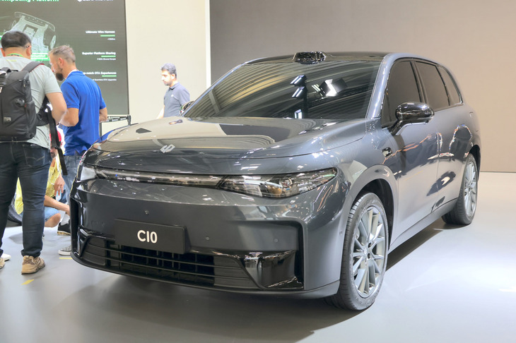 中国のリープモーターが公開したBEV「C10」。エヌヴィディア、ボッシュ、クアルコムもADASの開発に参画している。