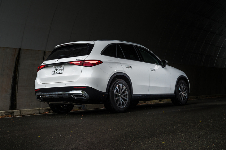 2023年に「GLC220d 4MATIC」が導入された当初の価格は820万円だった（現在は867万円）。「コア」はそれよりも1万円安い設定だ。