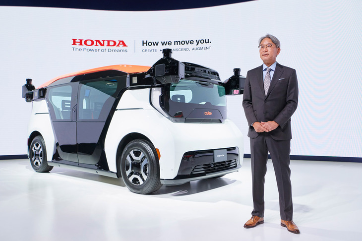 自動運転車両「クルーズ・オリジン」と本田技研工業取締役代表執行役社長の三部敏宏氏。
