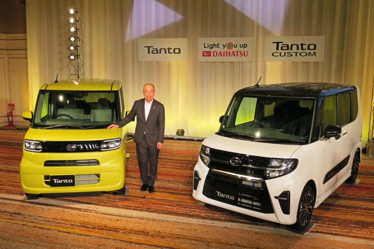 新型「ダイハツ・タント」「タントカスタム」とダイハツの奥平総一郎社長。