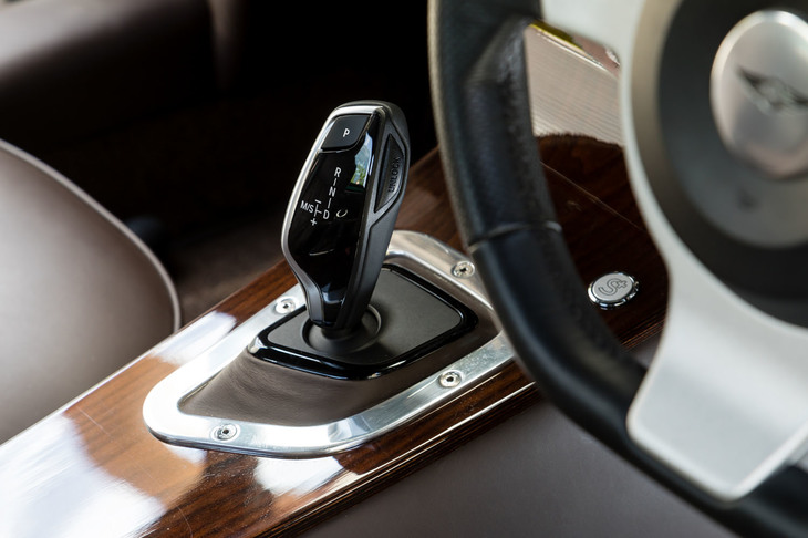 センターコラムに配されたジョイスティック式のシフトセレクター。トランスミッションには8段ATが採用される。