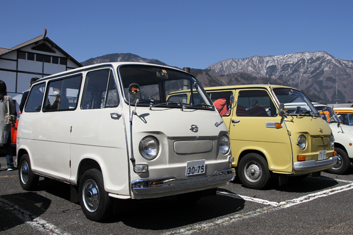 2台並んだ「スバル・サンバー ライトバン」。1966年に登場した2代目だが、右側はドアが初代以来の後ろヒンジ（英語でいうところのスーサイドドア）から前ヒンジに変わった1970年以降のモデル。