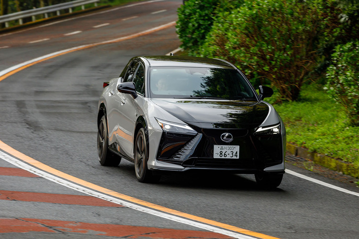 【レクサスRZ550e“Fスポーツ”のスペック】
	ボディーサイズ：全長×全幅×全高＝4805×1895×1635mm／ホイールベース：2850mm／車重：2140kg／駆動方式：4WD／モーター：交流同期電動機／フロントモーター最高出力：227PS（167kW）／フロントモーター最大トルク：268N・m（27.3kgf・m）／リアモーター最高出力：227PS（167kW）／リアモーター最大トルク：268N・m（27.3kgf・m）／システム最高出力：408PS（300kW）／タイヤ：（前）235/50R20 104V XL／（後）255/45R20 104V XL（ダンロップSPスポーツマックス060）／一充電走行距離：582km（WLTCモード）／価格：950万円
	
	【取材時の燃費データ】
	テスト距離：266.8km（市街地1：高速道路7：山岳路2）／消費電力量：--kWh／参考電力消費率：4.9km/kWh