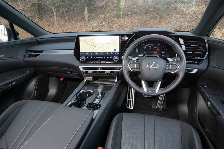 先代モデルよりもAピラーを後ろに移動したことで運転視界が上に2度、左右にも2度拡大。ボンネットの先端を高めて車両感覚をつかみやすくもしている。