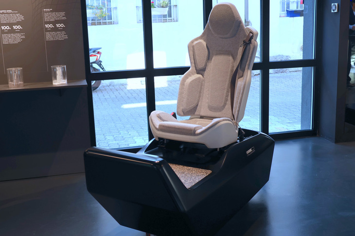 自動車シートのコンセプト「レセード」の重量は25kgを切る。理論的にはユーザーの体形をスキャンし、最適なサポート感を実現できる。
