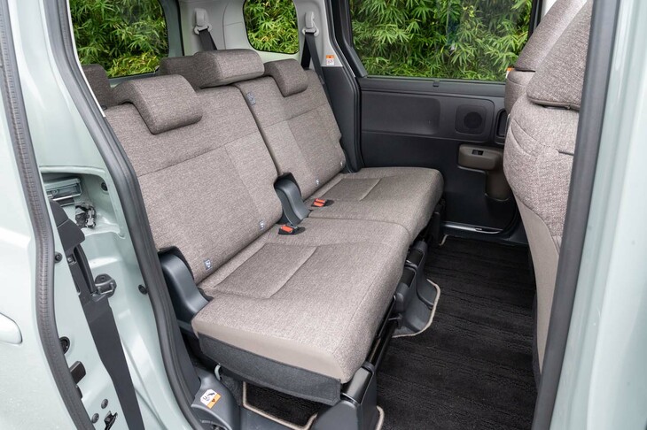 2列目シートは50：50の分割式。中央は分割線の真上に座ることになるが、きちんとヘッドレストが付いている。