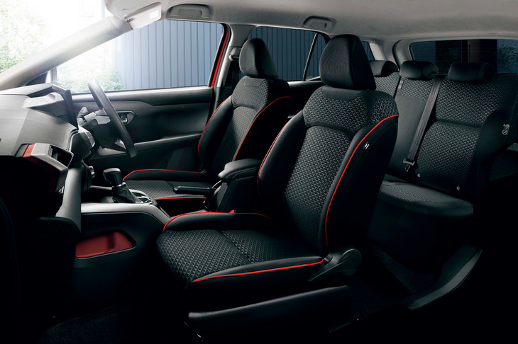 「G」「X」の両グレードでは、インテリアに赤いアクセントが施される。